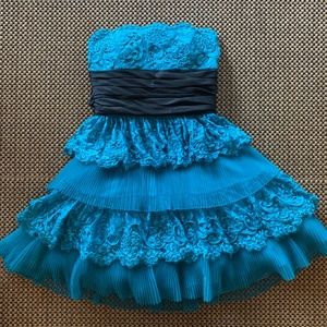 Betsey Johnson • tiered lace party dress